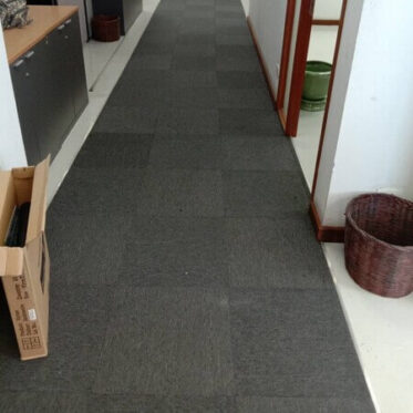 Virtue anthacite walkway Fitting job carpet tile at the corridor