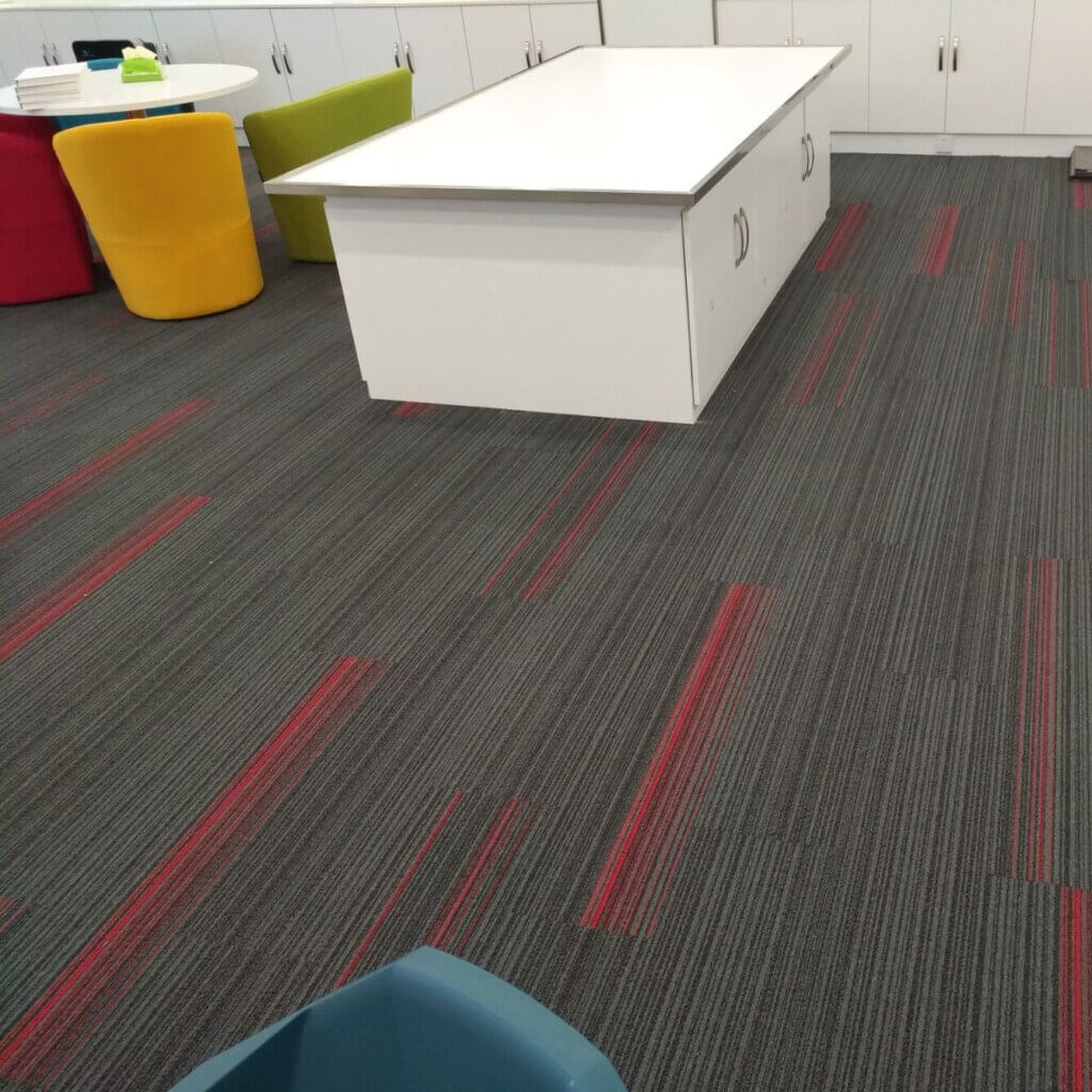 Carpet tile in grey and red colours